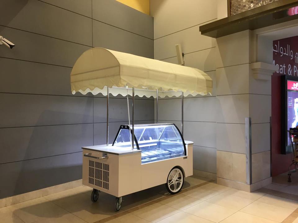 CARRETTO GELATO 12 VASCHETTE * ICE-CREAM CART 12 TUBS * CHARIOT DE CRÈME GLACÉE 12 BACS * EISWAGEN 12 EISSCHALEN * HELADO CART 12 CUBETAS</br><span class="mis-tit">COD: IC CART G 12</span></br><span class="mis-tit">DIM: 2405 x 1355 x H 2621 (mm)</span>