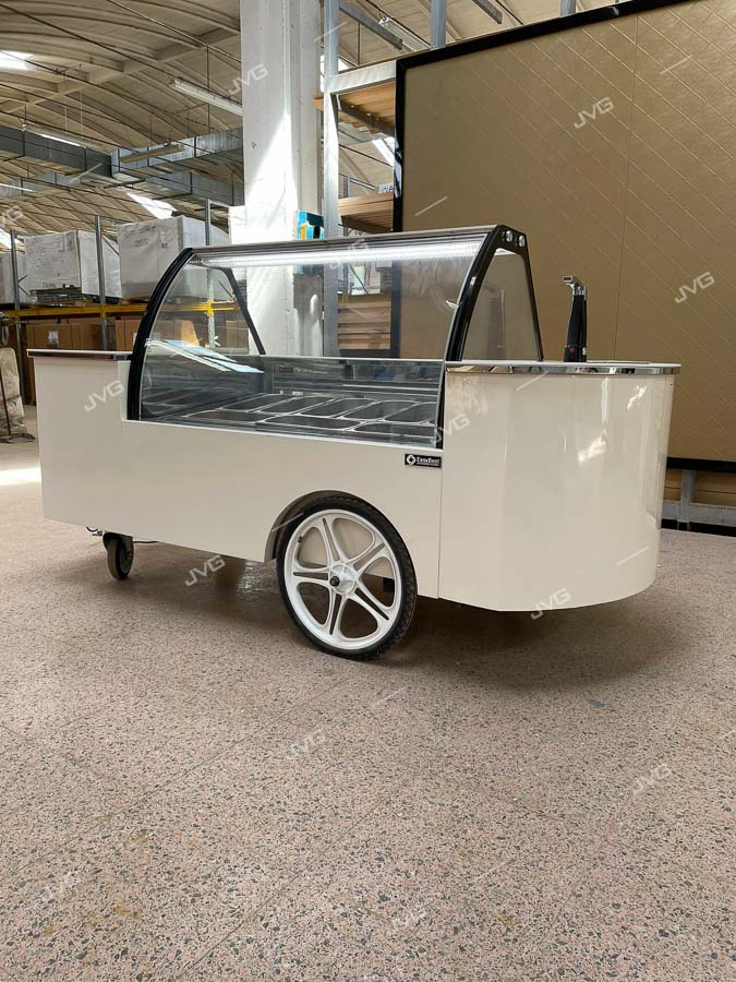 CARRETTO GELATO 12 VASCHETTE * ICE-CREAM CART 12 TUBS * CHARIOT DE CRÈME GLACÉE 12 BACS * EISWAGEN 12 EISSCHALEN * HELADO CART 12 CUBETAS</br><span class="mis-tit">COD: IC CART G 12</span></br><span class="mis-tit">DIM: 2405 x 1355 x H 2621 (mm)</span>