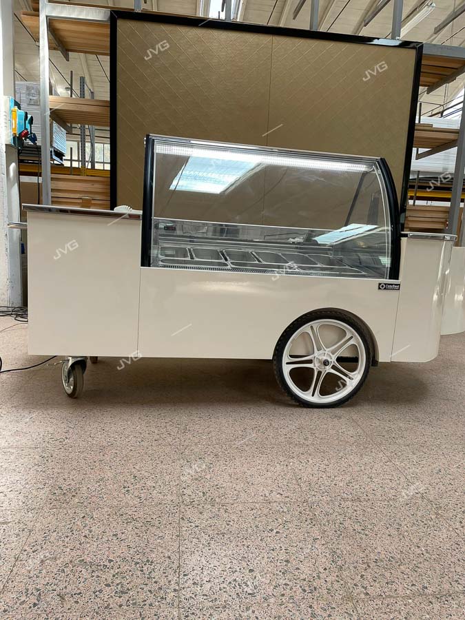 CARRETTO GELATO 12 VASCHETTE * ICE-CREAM CART 12 TUBS * CHARIOT DE CRÈME GLACÉE 12 BACS * EISWAGEN 12 EISSCHALEN * HELADO CART 12 CUBETAS</br><span class="mis-tit">COD: IC CART G 12</span></br><span class="mis-tit">DIM: 2405 x 1355 x H 2621 (mm)</span>