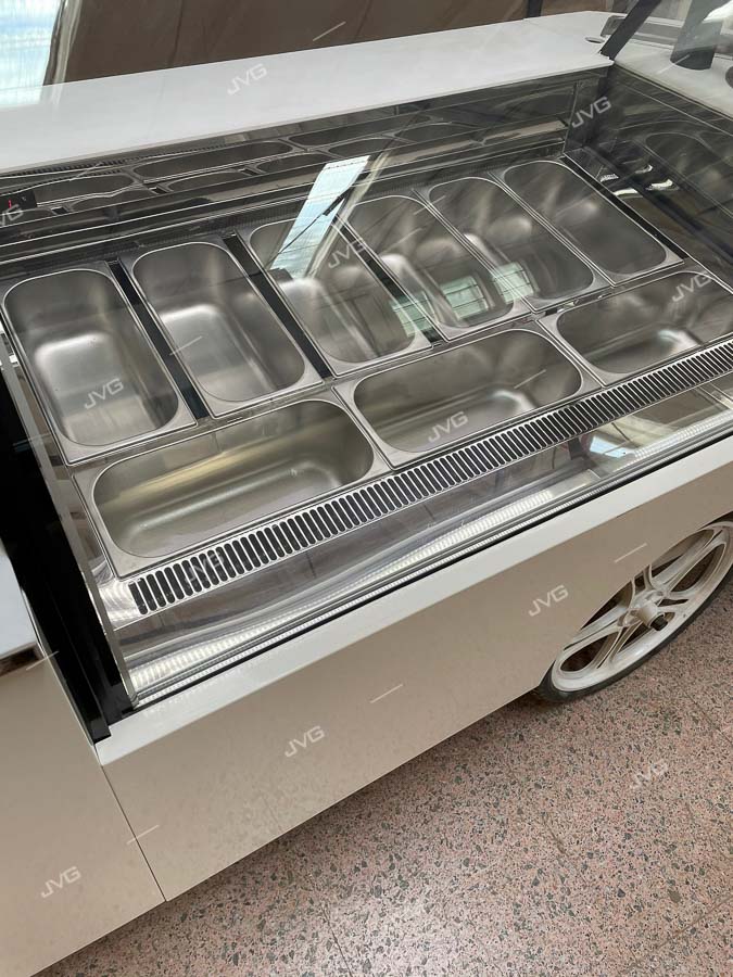 CARRETTO GELATO 12 VASCHETTE * ICE-CREAM CART 12 TUBS * CHARIOT DE CRÈME GLACÉE 12 BACS * EISWAGEN 12 EISSCHALEN * HELADO CART 12 CUBETAS</br><span class="mis-tit">COD: IC CART G 12</span></br><span class="mis-tit">DIM: 2405 x 1355 x H 2621 (mm)</span>