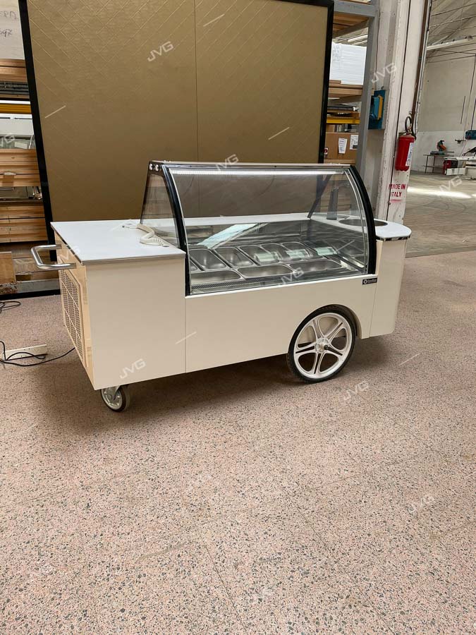 CARRETTO GELATO 12 VASCHETTE * ICE-CREAM CART 12 TUBS * CHARIOT DE CRÈME GLACÉE 12 BACS * EISWAGEN 12 EISSCHALEN * HELADO CART 12 CUBETAS</br><span class="mis-tit">COD: IC CART G 12</span></br><span class="mis-tit">DIM: 2405 x 1355 x H 2621 (mm)</span>