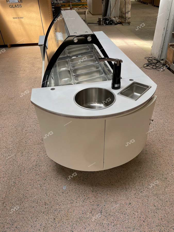 CARRETTO GELATO 12 VASCHETTE * ICE-CREAM CART 12 TUBS * CHARIOT DE CRÈME GLACÉE 12 BACS * EISWAGEN 12 EISSCHALEN * HELADO CART 12 CUBETAS</br><span class="mis-tit">COD: IC CART G 12</span></br><span class="mis-tit">DIM: 2405 x 1355 x H 2621 (mm)</span>