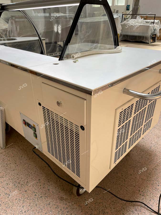 CARRETTO GELATO 12 VASCHETTE * ICE-CREAM CART 12 TUBS * CHARIOT DE CRÈME GLACÉE 12 BACS * EISWAGEN 12 EISSCHALEN * HELADO CART 12 CUBETAS</br><span class="mis-tit">COD: IC CART G 12</span></br><span class="mis-tit">DIM: 2405 x 1355 x H 2621 (mm)</span>