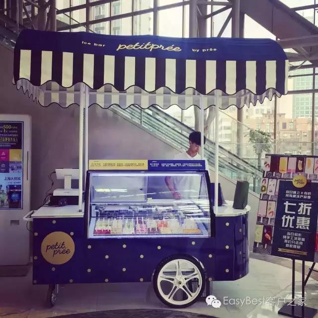 CARRETTO GELATO 12 VASCHETTE * ICE-CREAM CART 12 TUBS * CHARIOT DE CRÈME GLACÉE 12 BACS * EISWAGEN 12 EISSCHALEN * HELADO CART 12 CUBETAS</br><span class="mis-tit">COD: IC CART G 12</span></br><span class="mis-tit">DIM: 2405 x 1355 x H 2621 (mm)</span>