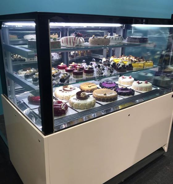 VETRINA PASTICCERIA VENTILATA * VENTILATED PASTRY DISPLAY CABINET * VITRINE PATISSERIE VENTILÉE * KONDITOREI VITRINE MIT UMLUFTKÜHLUNG * VITRINA PASTELERIA VENTILADA</br><span class="mis-tit">COD: EDEN 15</span></br><span class="mis-tit">DIM: 1500 x 740 x H 1300 (mm)</span>