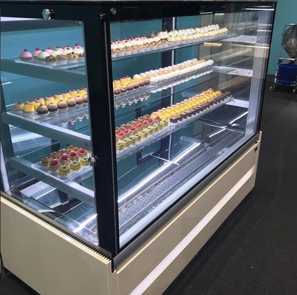 VETRINA PASTICCERIA VENTILATA * VENTILATED PASTRY DISPLAY CABINET * VITRINE PATISSERIE VENTILÉE * KONDITOREI VITRINE MIT UMLUFTKÜHLUNG * VITRINA PASTELERIA VENTILADA</br><span class="mis-tit">COD: EDEN 15</span></br><span class="mis-tit">DIM: 1500 x 740 x H 1300 (mm)</span>