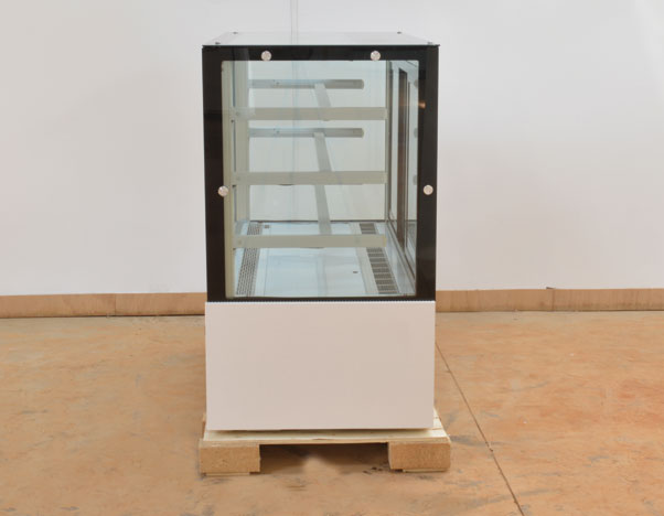 VETRINA PASTICCERIA VENTILATA * VENTILATED PASTRY DISPLAY CABINET * VITRINE PATISSERIE VENTILÉE * KONDITOREI VITRINE MIT UMLUFTKÜHLUNG * VITRINA PASTELERIA VENTILADA</br><span class="mis-tit">COD: EDEN 15</span></br><span class="mis-tit">DIM: 1500 x 740 x H 1300 (mm)</span>