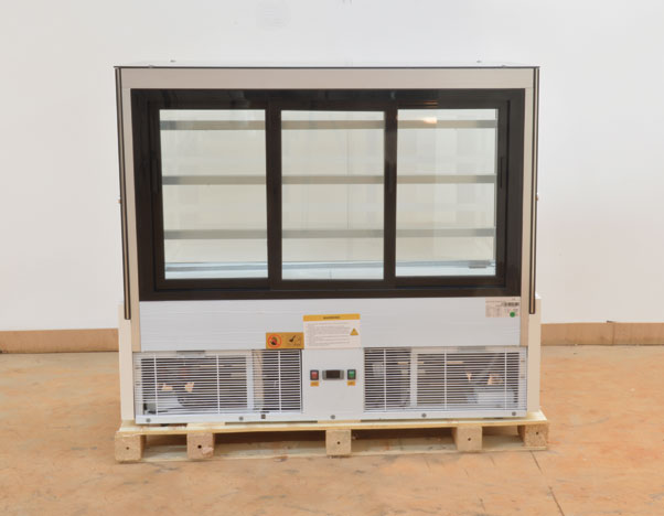 VETRINA PASTICCERIA VENTILATA * VENTILATED PASTRY DISPLAY CABINET * VITRINE PATISSERIE VENTILÉE * KONDITOREI VITRINE MIT UMLUFTKÜHLUNG * VITRINA PASTELERIA VENTILADA</br><span class="mis-tit">COD: EDEN 15</span></br><span class="mis-tit">DIM: 1500 x 740 x H 1300 (mm)</span>