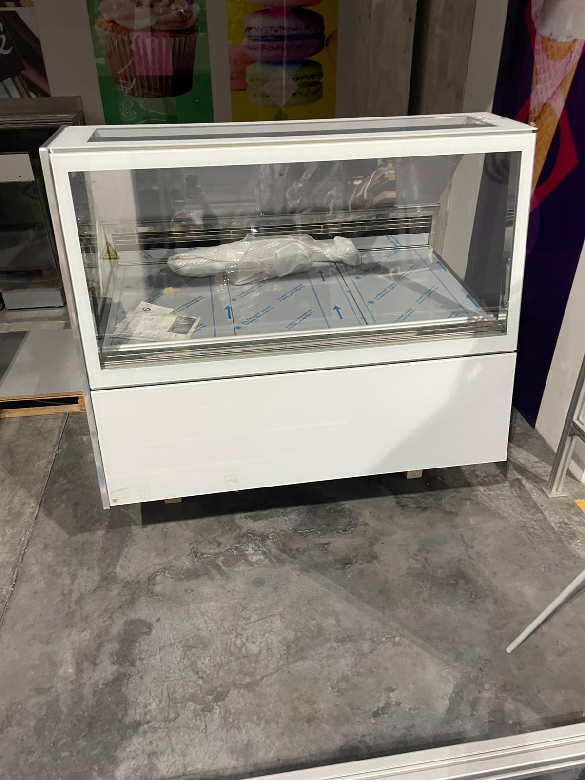 <span class="t-prod">ORION 365 G9 A H140</span><div class="t-dim"> DIM: 1635 x 1205 x H 1401 (mm)</div>VETRINA GELATO 18 VASCHETTE * ICE-CREAM DISPLAY CABINET 18 TUBS * VITRINE À GLACES 18 * EISVITRINE 18 EISSCHALEN * VITRINA HELADERÍA 18 CUBETAS