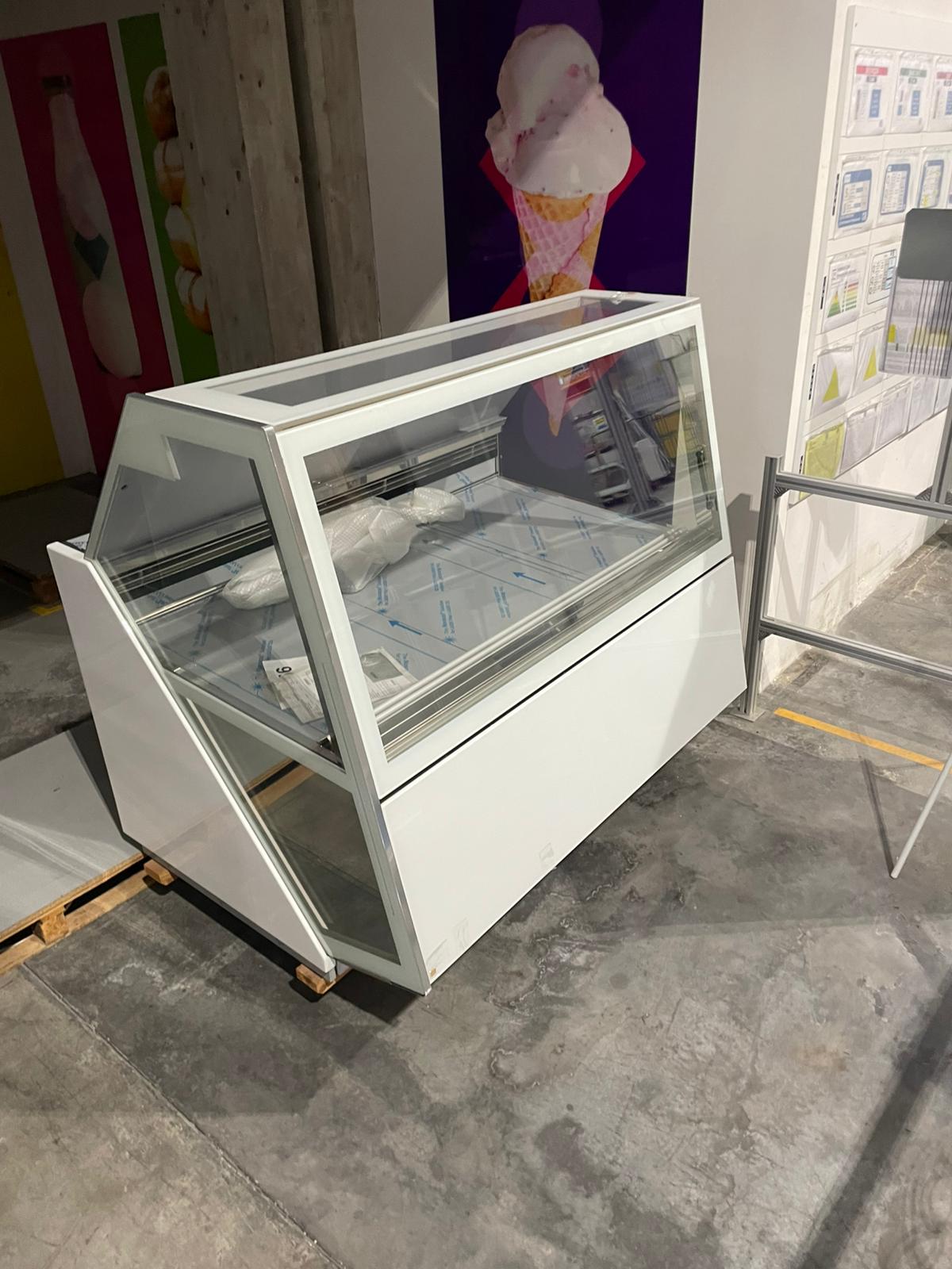 <span class="t-prod">ORION 365 G9 A H140</span><div class="t-dim"> DIM: 1635 x 1205 x H 1401 (mm)</div>VETRINA GELATO 18 VASCHETTE * ICE-CREAM DISPLAY CABINET 18 TUBS * VITRINE À GLACES 18 * EISVITRINE 18 EISSCHALEN * VITRINA HELADERÍA 18 CUBETAS