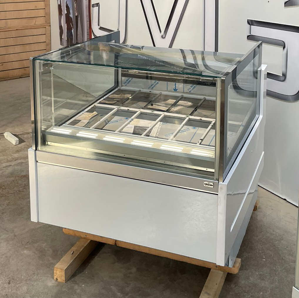 <span class="t-prod">ORION KT24 G6 H1160 R290 White</span><div class="t-dim"> DIM: 1130 x 1148 x H 1160 (mm)</div>VETRINA GELATO 12 VASCHETTE * ICE-CREAM DISPLAY CABINET 12 TUBS * VITRINE À GLACES 12 * EISVITRINE 12 EISSCHALEN * VITRINA HELADERÍA 12 CUBETAS