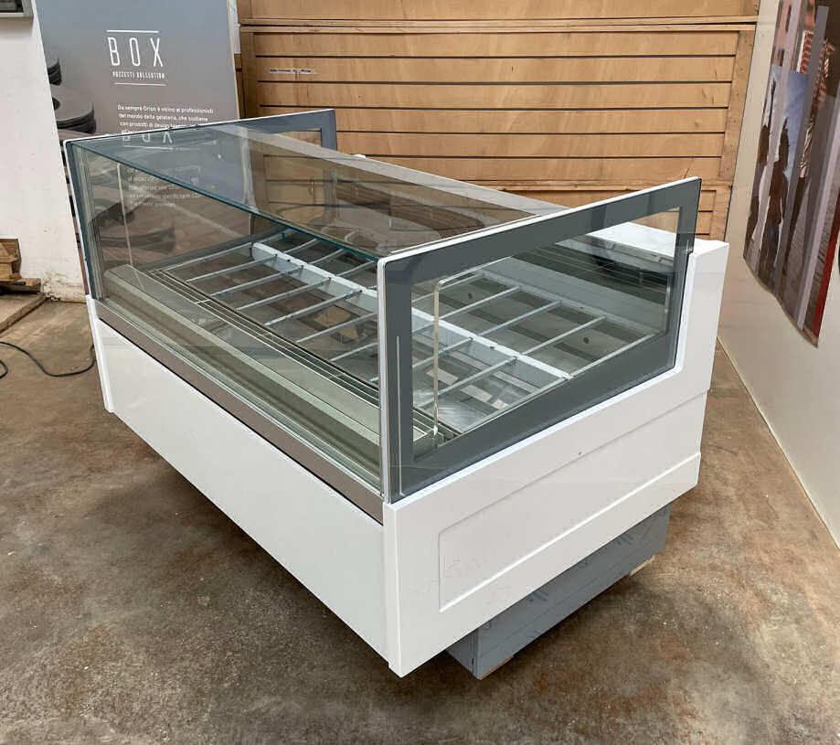 <span class="t-prod">ORION KT24 G9 H116 R290</span><div class="t-dim"> DIM: 1665 x 1148 x H 1160 (mm)</div>VETRINA GELATO 18 VASCHETTE * ICE-CREAM DISPLAY CABINET 18 TUBS * VITRINE À GLACES 18 * EISVITRINE 18 EISSCHALEN * VITRINA HELADERÍA 18 CUBETAS