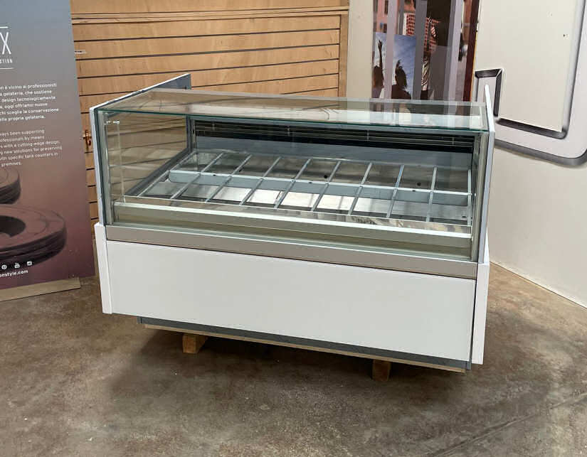 <span class="t-prod">ORION KT24 G9 H116 R290</span><div class="t-dim"> DIM: 1665 x 1148 x H 1160 (mm)</div>VETRINA GELATO 18 VASCHETTE * ICE-CREAM DISPLAY CABINET 18 TUBS * VITRINE À GLACES 18 * EISVITRINE 18 EISSCHALEN * VITRINA HELADERÍA 18 CUBETAS