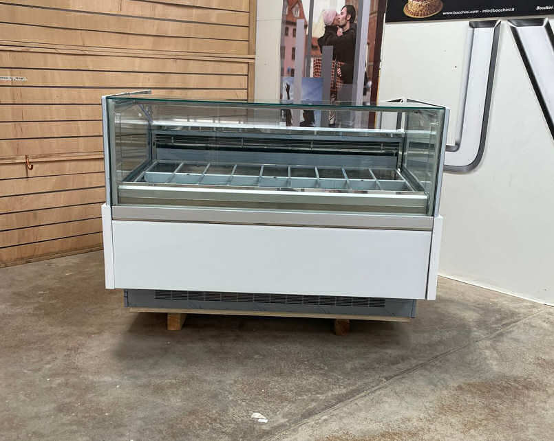 <span class="t-prod">ORION KT24 G9 H116 R290</span><div class="t-dim"> DIM: 1665 x 1148 x H 1160 (mm)</div>VETRINA GELATO 18 VASCHETTE * ICE-CREAM DISPLAY CABINET 18 TUBS * VITRINE À GLACES 18 * EISVITRINE 18 EISSCHALEN * VITRINA HELADERÍA 18 CUBETAS