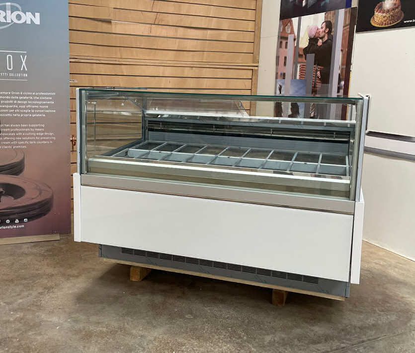 <span class="t-prod">ORION KT24 G9 H116 R290</span><div class="t-dim"> DIM: 1665 x 1148 x H 1160 (mm)</div>VETRINA GELATO 18 VASCHETTE * ICE-CREAM DISPLAY CABINET 18 TUBS * VITRINE À GLACES 18 * EISVITRINE 18 EISSCHALEN * VITRINA HELADERÍA 18 CUBETAS