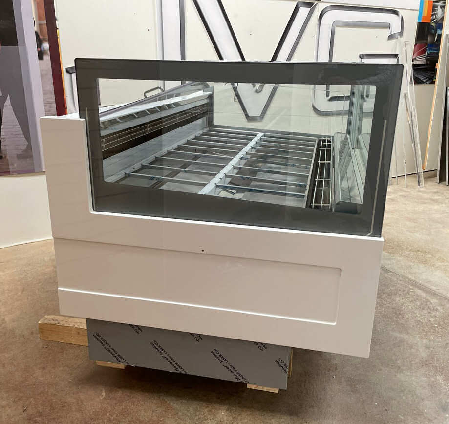 <span class="t-prod">ORION KT24 G9 H116 R290</span><div class="t-dim"> DIM: 1665 x 1148 x H 1160 (mm)</div>VETRINA GELATO 18 VASCHETTE * ICE-CREAM DISPLAY CABINET 18 TUBS * VITRINE À GLACES 18 * EISVITRINE 18 EISSCHALEN * VITRINA HELADERÍA 18 CUBETAS