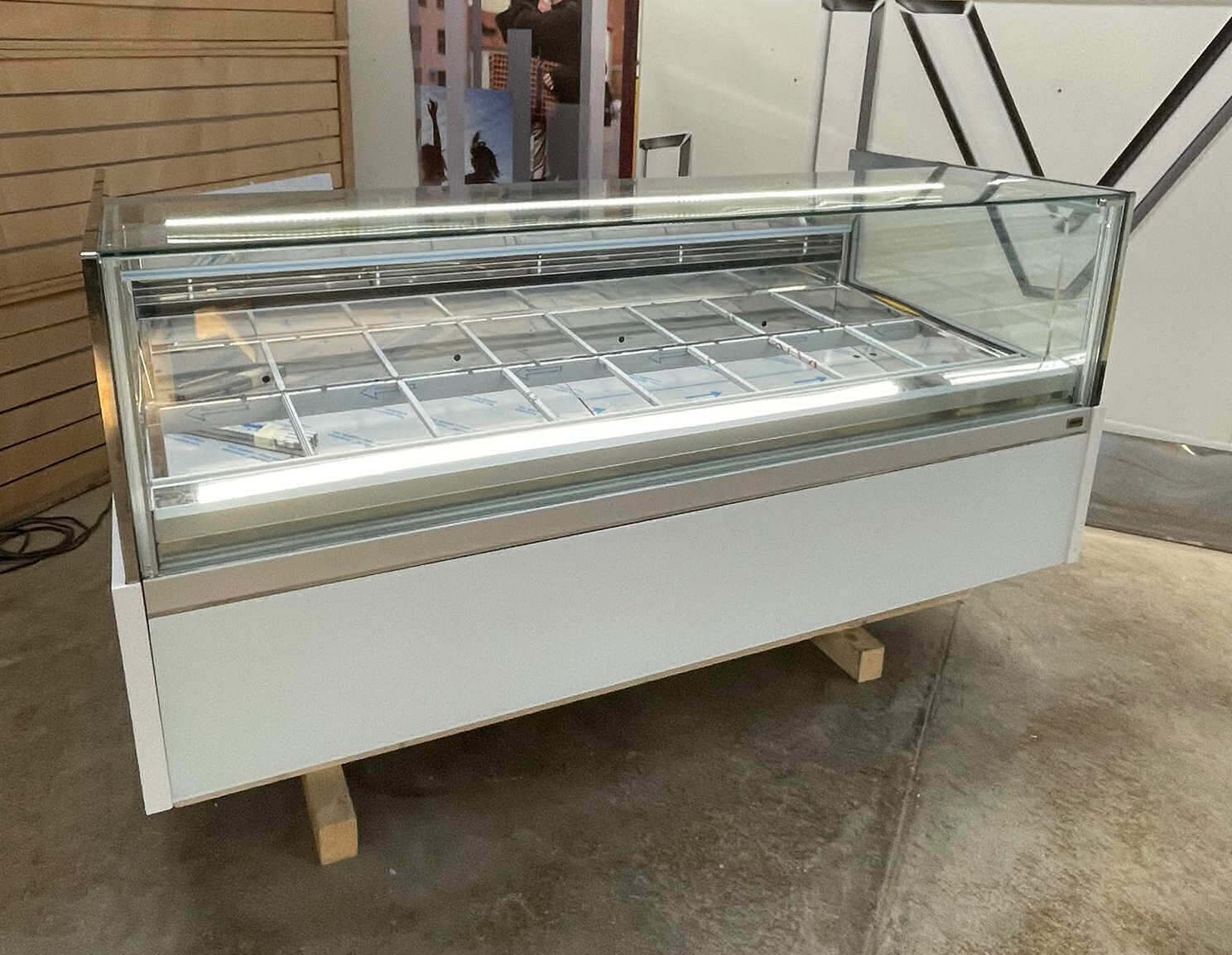 <span class="t-prod">ORION KT24 G12 H1160 R290 White</span><div class="t-dim"> DIM: 2180 x 1148 x H 1160 (mm)</div>VETRINA GELATO 24 VASCHETTE * ICE-CREAM DISPLAY CABINET 24 TUBS * VITRINE À GLACES 24 * EISVITRINE 24 EISSCHALEN * VITRINA HELADERÍA 24 CUBETAS