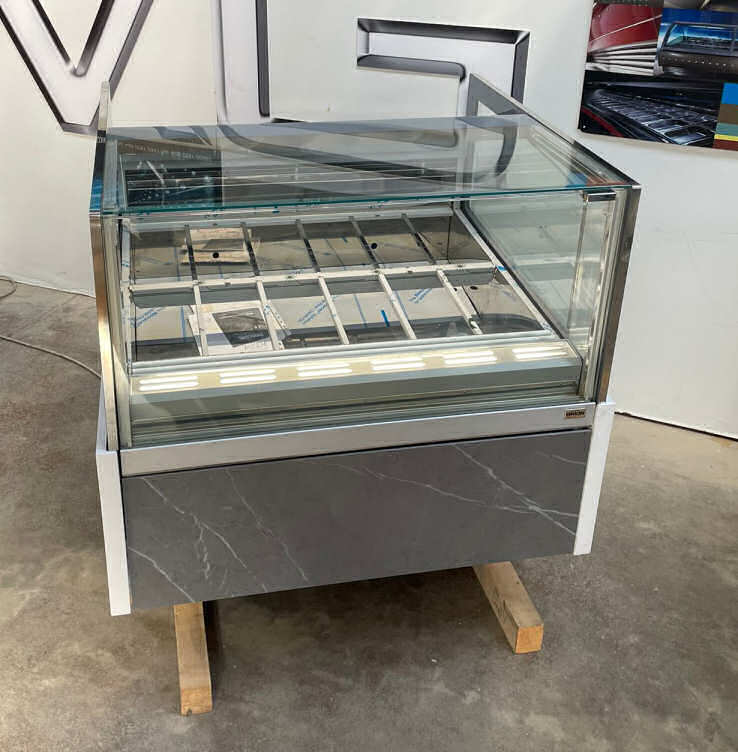 <span class="t-prod">ORION KT24 G6 H1160 R290 Gray</span><div class="t-dim"> DIM: 1130 x 1148 x H 1160 (mm)</div>VETRINA GELATO 12 VASCHETTE * ICE-CREAM DISPLAY CABINET 12 TUBS * VITRINE À GLACES 12 * EISVITRINE 12 EISSCHALEN * VITRINA HELADERÍA 12 CUBETAS