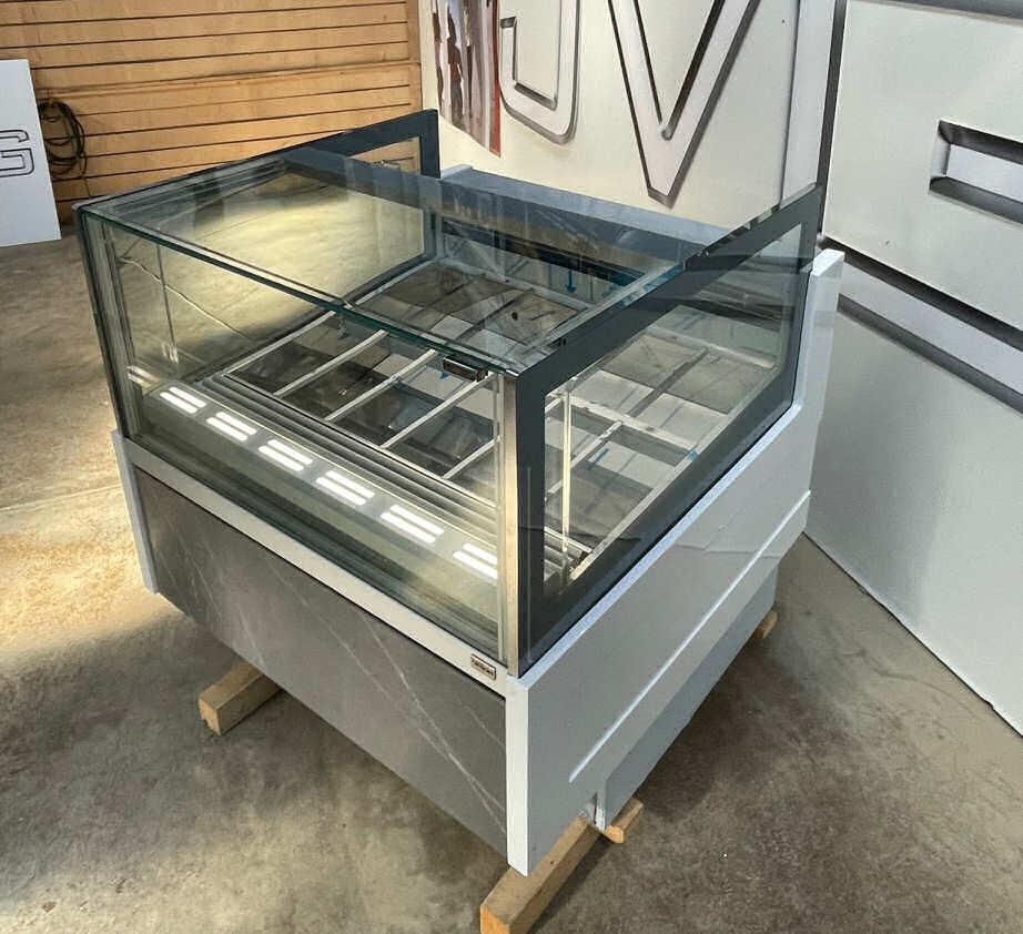 <span class="t-prod">ORION KT24 G6 H1160 R290 Gray</span><div class="t-dim"> DIM: 1130 x 1148 x H 1160 (mm)</div>VETRINA GELATO 12 VASCHETTE * ICE-CREAM DISPLAY CABINET 12 TUBS * VITRINE À GLACES 12 * EISVITRINE 12 EISSCHALEN * VITRINA HELADERÍA 12 CUBETAS