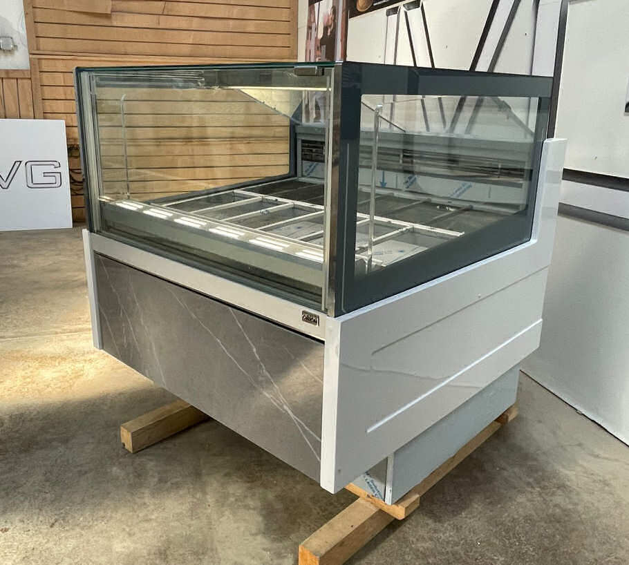 <span class="t-prod">ORION KT24 G6 H1160 R290 Gray</span><div class="t-dim"> DIM: 1130 x 1148 x H 1160 (mm)</div>VETRINA GELATO 12 VASCHETTE * ICE-CREAM DISPLAY CABINET 12 TUBS * VITRINE À GLACES 12 * EISVITRINE 12 EISSCHALEN * VITRINA HELADERÍA 12 CUBETAS