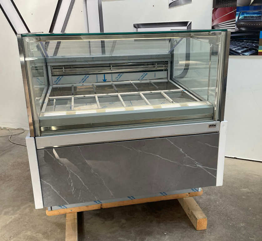 <span class="t-prod">ORION KT24 G6 H1160 R290 Gray</span><div class="t-dim"> DIM: 1130 x 1148 x H 1160 (mm)</div>VETRINA GELATO 12 VASCHETTE * ICE-CREAM DISPLAY CABINET 12 TUBS * VITRINE À GLACES 12 * EISVITRINE 12 EISSCHALEN * VITRINA HELADERÍA 12 CUBETAS