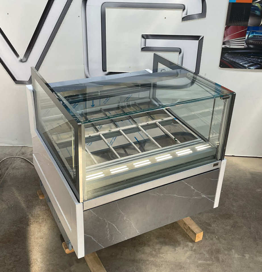 <span class="t-prod">ORION KT24 G6 H1160 R290 Gray</span><div class="t-dim"> DIM: 1130 x 1148 x H 1160 (mm)</div>VETRINA GELATO 12 VASCHETTE * ICE-CREAM DISPLAY CABINET 12 TUBS * VITRINE À GLACES 12 * EISVITRINE 12 EISSCHALEN * VITRINA HELADERÍA 12 CUBETAS