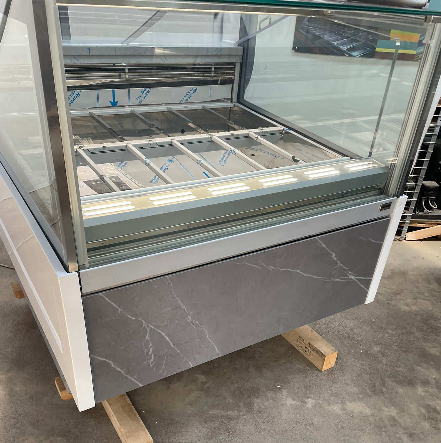<span class="t-prod">ORION KT24 G6 H1160 R290 Gray</span><div class="t-dim"> DIM: 1130 x 1148 x H 1160 (mm)</div>VETRINA GELATO 12 VASCHETTE * ICE-CREAM DISPLAY CABINET 12 TUBS * VITRINE À GLACES 12 * EISVITRINE 12 EISSCHALEN * VITRINA HELADERÍA 12 CUBETAS