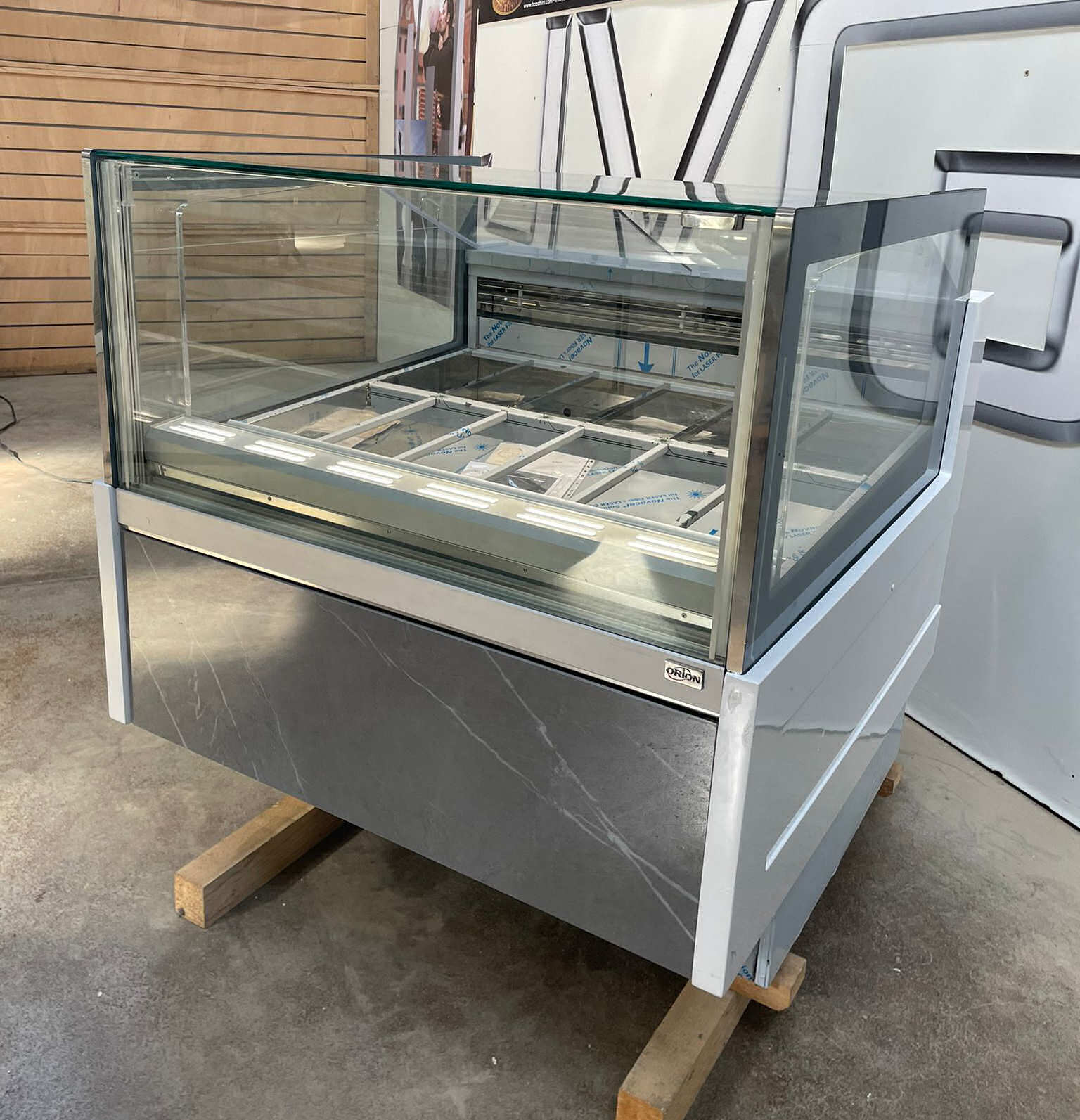 <span class="t-prod">ORION KT24 G6 H1160 R290 Gray</span><div class="t-dim"> DIM: 1130 x 1148 x H 1160 (mm)</div>VETRINA GELATO 12 VASCHETTE * ICE-CREAM DISPLAY CABINET 12 TUBS * VITRINE À GLACES 12 * EISVITRINE 12 EISSCHALEN * VITRINA HELADERÍA 12 CUBETAS
