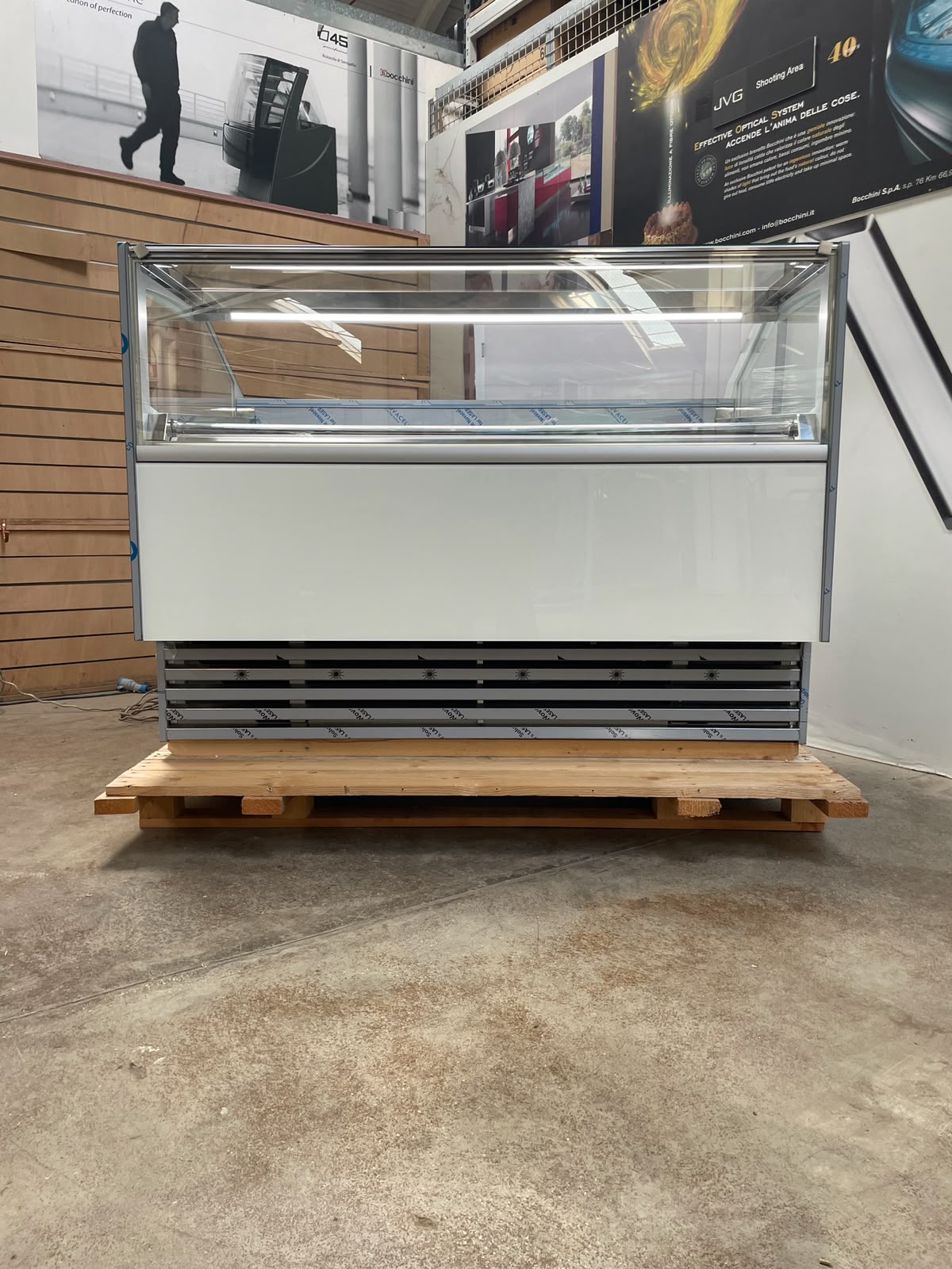<span class="t-prod">FB – DEEVA PLUS G9 R290</span><div class="t-dim">DIM: 1662 x 1057 x H 1200 (mm)</div>VETRINA GELATERIA 18 VASCHETTE * ICE-CREAM DISPLAY CABINET 18 TUBS * VITRINE À GLACES 18 BACS * EISVITRINE 18 EISSCHALEN * VITRINA HELADERÍA 18 CUBETAS