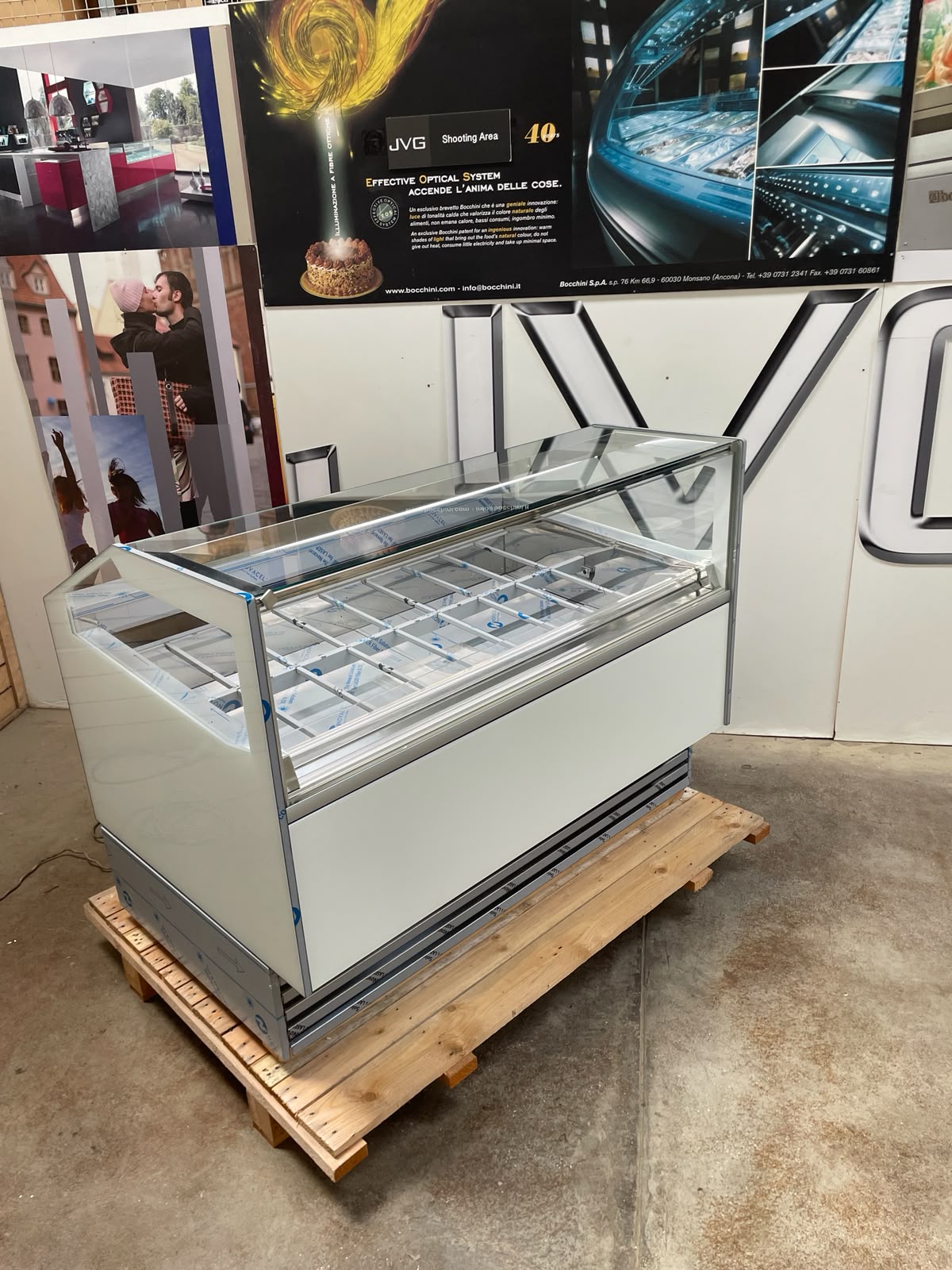 <span class="t-prod">FB – DEEVA PLUS G9 R290</span><div class="t-dim">DIM: 1662 x 1057 x H 1200 (mm)</div>VETRINA GELATERIA 18 VASCHETTE * ICE-CREAM DISPLAY CABINET 18 TUBS * VITRINE À GLACES 18 BACS * EISVITRINE 18 EISSCHALEN * VITRINA HELADERÍA 18 CUBETAS