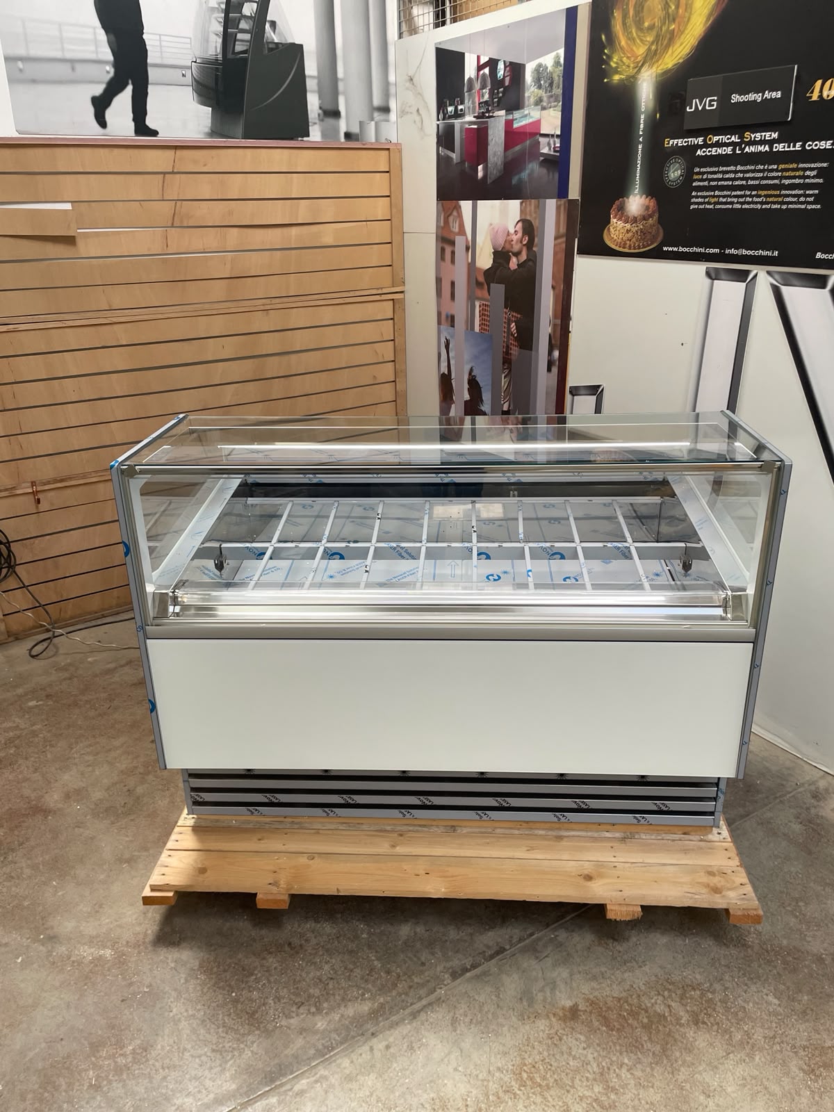 <span class="t-prod">FB – DEEVA PLUS G9 R290</span><div class="t-dim">DIM: 1662 x 1057 x H 1200 (mm)</div>VETRINA GELATERIA 18 VASCHETTE * ICE-CREAM DISPLAY CABINET 18 TUBS * VITRINE À GLACES 18 BACS * EISVITRINE 18 EISSCHALEN * VITRINA HELADERÍA 18 CUBETAS