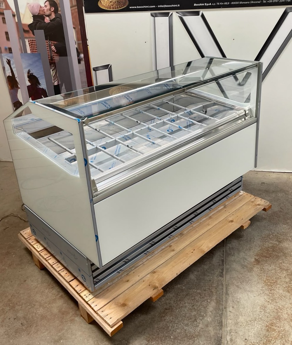 <span class="t-prod">FB – DEEVA PLUS G9 R290</span><div class="t-dim">DIM: 1662 x 1057 x H 1200 (mm)</div>VETRINA GELATERIA 18 VASCHETTE * ICE-CREAM DISPLAY CABINET 18 TUBS * VITRINE À GLACES 18 BACS * EISVITRINE 18 EISSCHALEN * VITRINA HELADERÍA 18 CUBETAS