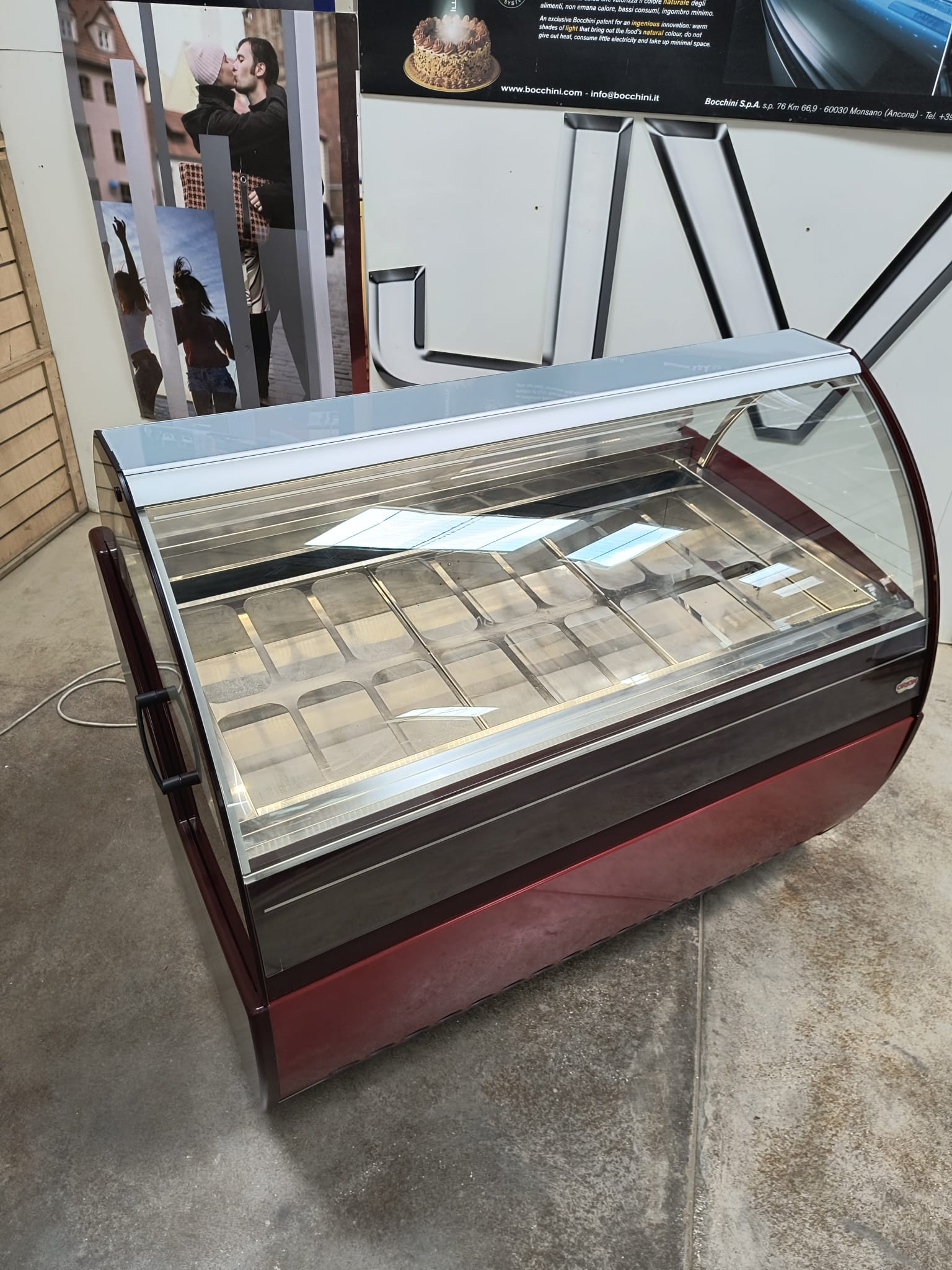 <span class="t-prod">ORION EVO’ G9 R404 RED</span><div class="t-dim">DIM: 1692 x 1060 x H 1336 (mm)</div>VETRINA GELATERIA 18 VASCHETTE * ICE-CREAM DISPLAY CABINET 18 TUBS * VITRINE À GLACES 18 BACS * EISVITRINE 18 EISSCHALEN * VITRINA HELADERÍA 18 CUBETAS