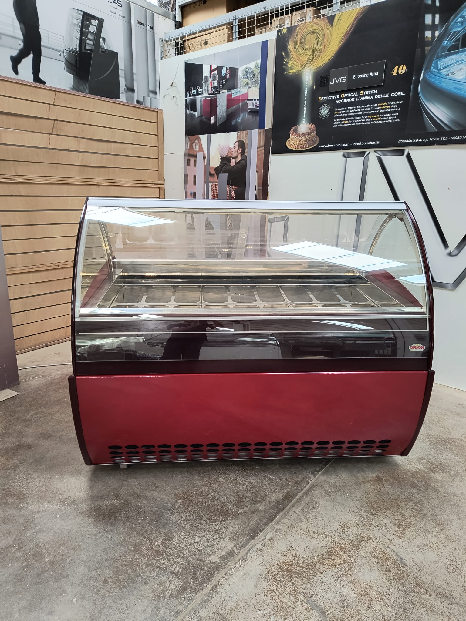 <span class="t-prod">ORION EVO’ G9 R404 RED</span><div class="t-dim">DIM: 1692 x 1060 x H 1336 (mm)</div>VETRINA GELATERIA 18 VASCHETTE * ICE-CREAM DISPLAY CABINET 18 TUBS * VITRINE À GLACES 18 BACS * EISVITRINE 18 EISSCHALEN * VITRINA HELADERÍA 18 CUBETAS
