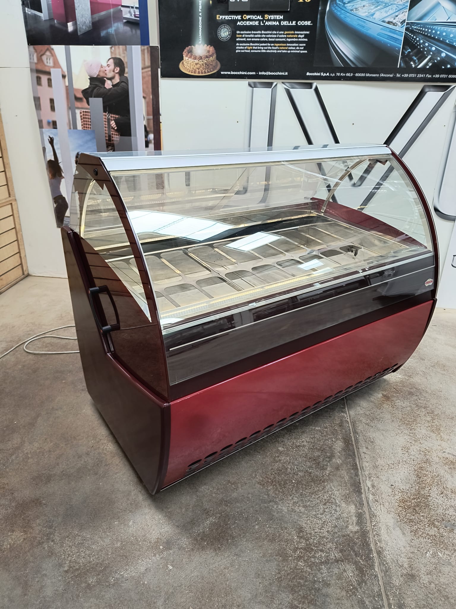 <span class="t-prod">ORION EVO’ G9 R404 RED</span><div class="t-dim">DIM: 1692 x 1060 x H 1336 (mm)</div>VETRINA GELATERIA 18 VASCHETTE * ICE-CREAM DISPLAY CABINET 18 TUBS * VITRINE À GLACES 18 BACS * EISVITRINE 18 EISSCHALEN * VITRINA HELADERÍA 18 CUBETAS