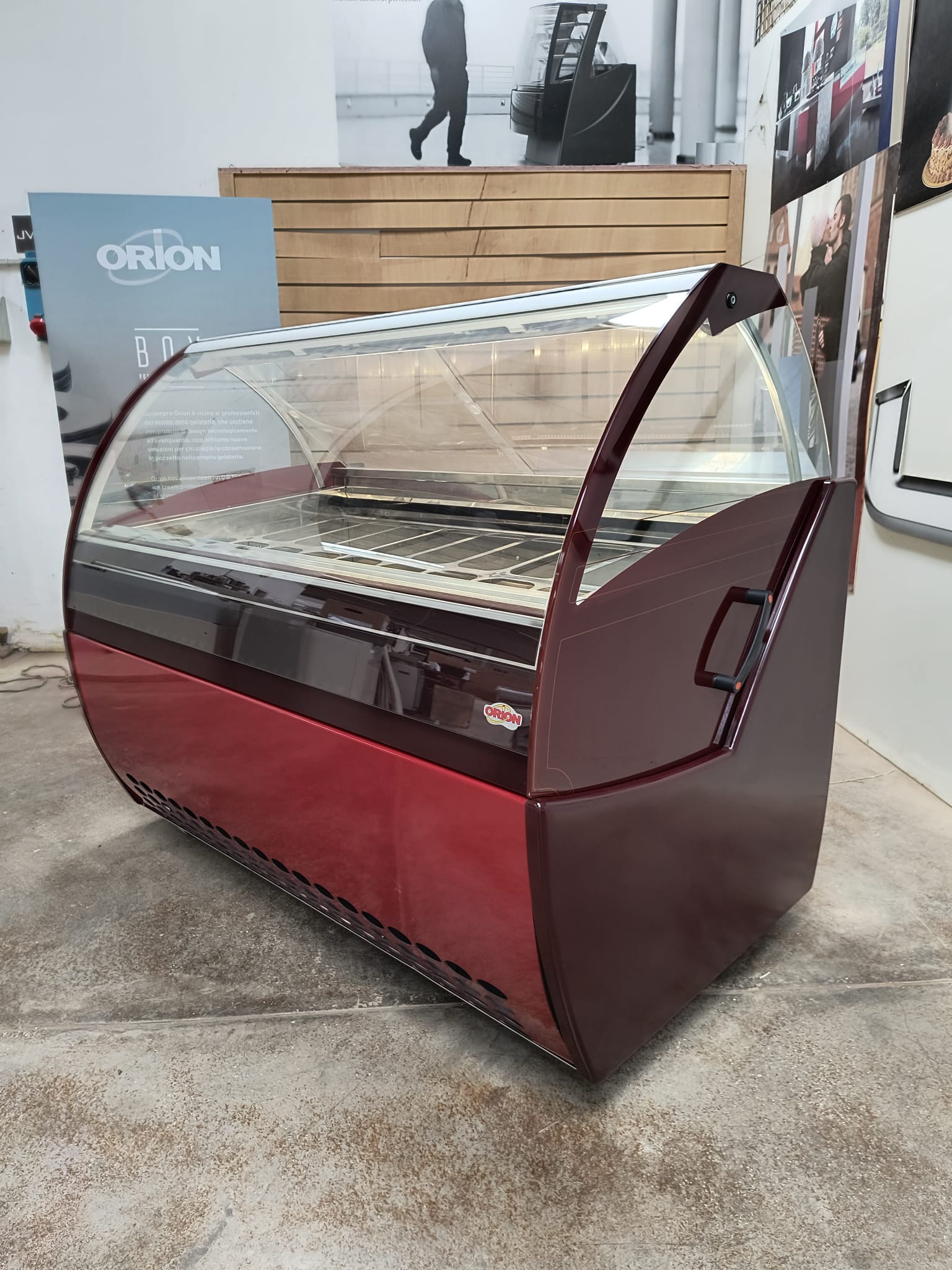 <span class="t-prod">ORION EVO’ G9 R404 RED</span><div class="t-dim">DIM: 1692 x 1060 x H 1336 (mm)</div>VETRINA GELATERIA 18 VASCHETTE * ICE-CREAM DISPLAY CABINET 18 TUBS * VITRINE À GLACES 18 BACS * EISVITRINE 18 EISSCHALEN * VITRINA HELADERÍA 18 CUBETAS
