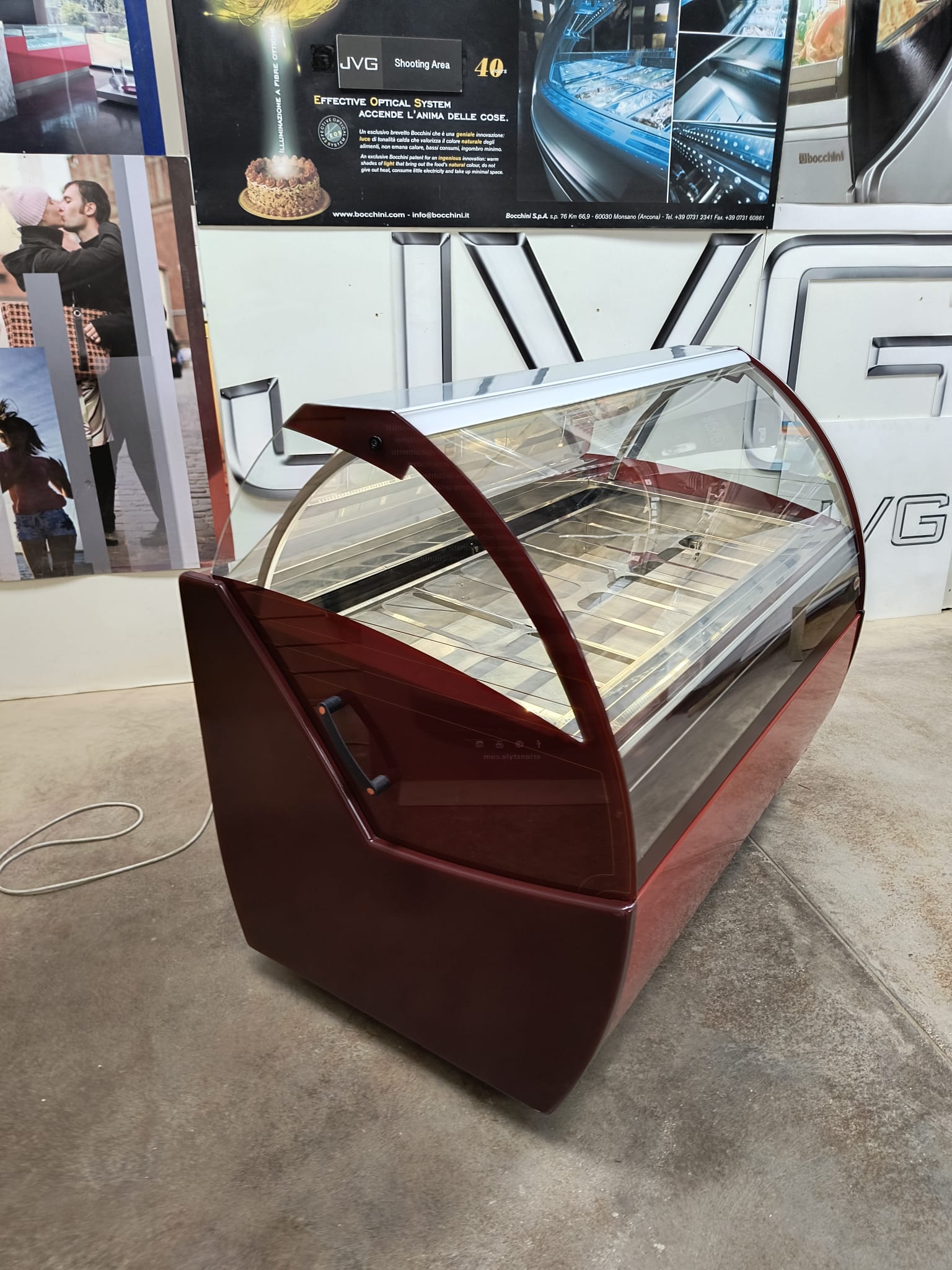 <span class="t-prod">ORION EVO’ G9 R404 RED</span><div class="t-dim">DIM: 1692 x 1060 x H 1336 (mm)</div>VETRINA GELATERIA 18 VASCHETTE * ICE-CREAM DISPLAY CABINET 18 TUBS * VITRINE À GLACES 18 BACS * EISVITRINE 18 EISSCHALEN * VITRINA HELADERÍA 18 CUBETAS