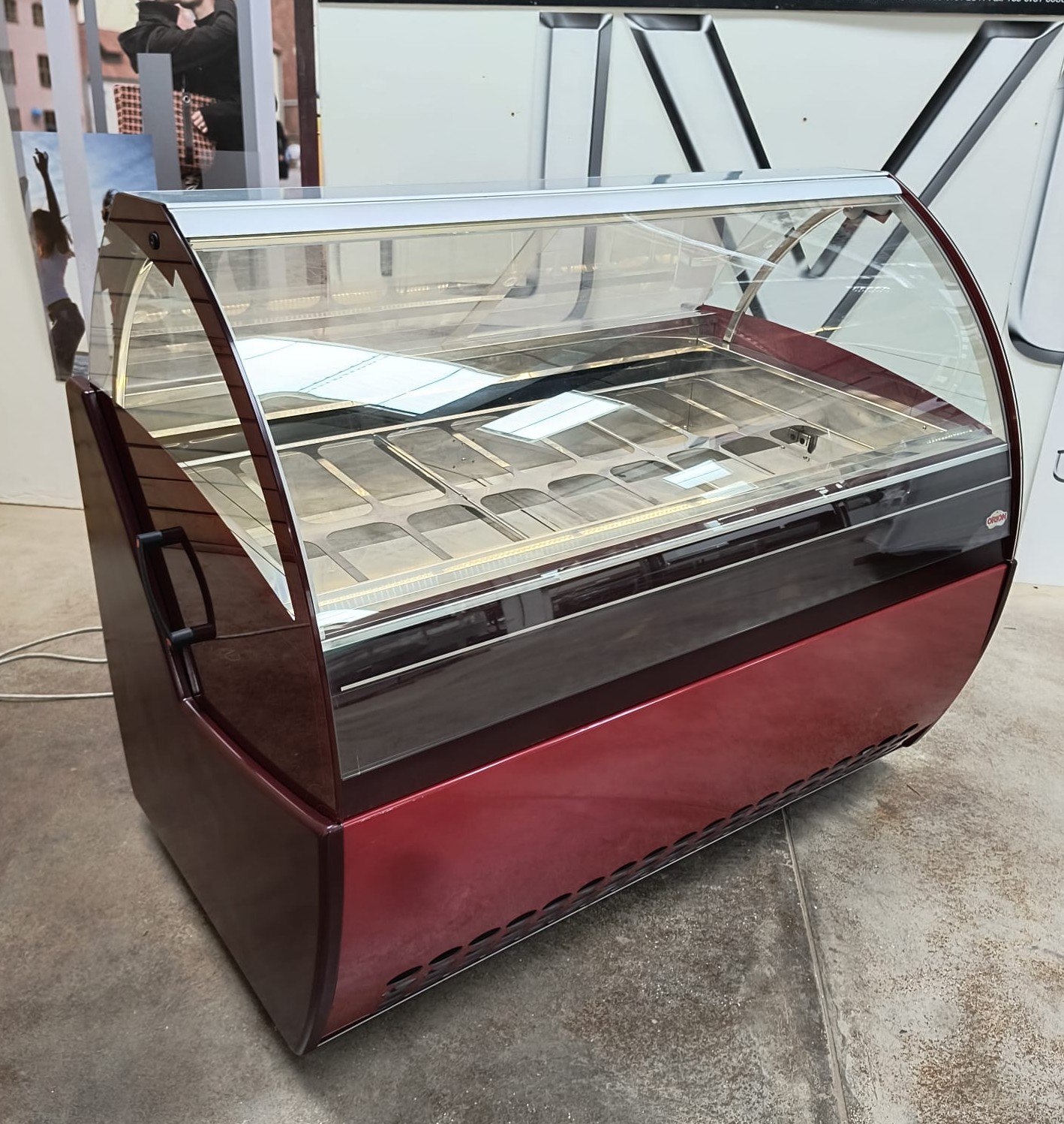 <span class="t-prod">ORION EVO’ G9 R404 RED</span><div class="t-dim">DIM: 1692 x 1060 x H 1336 (mm)</div>VETRINA GELATERIA 18 VASCHETTE * ICE-CREAM DISPLAY CABINET 18 TUBS * VITRINE À GLACES 18 BACS * EISVITRINE 18 EISSCHALEN * VITRINA HELADERÍA 18 CUBETAS