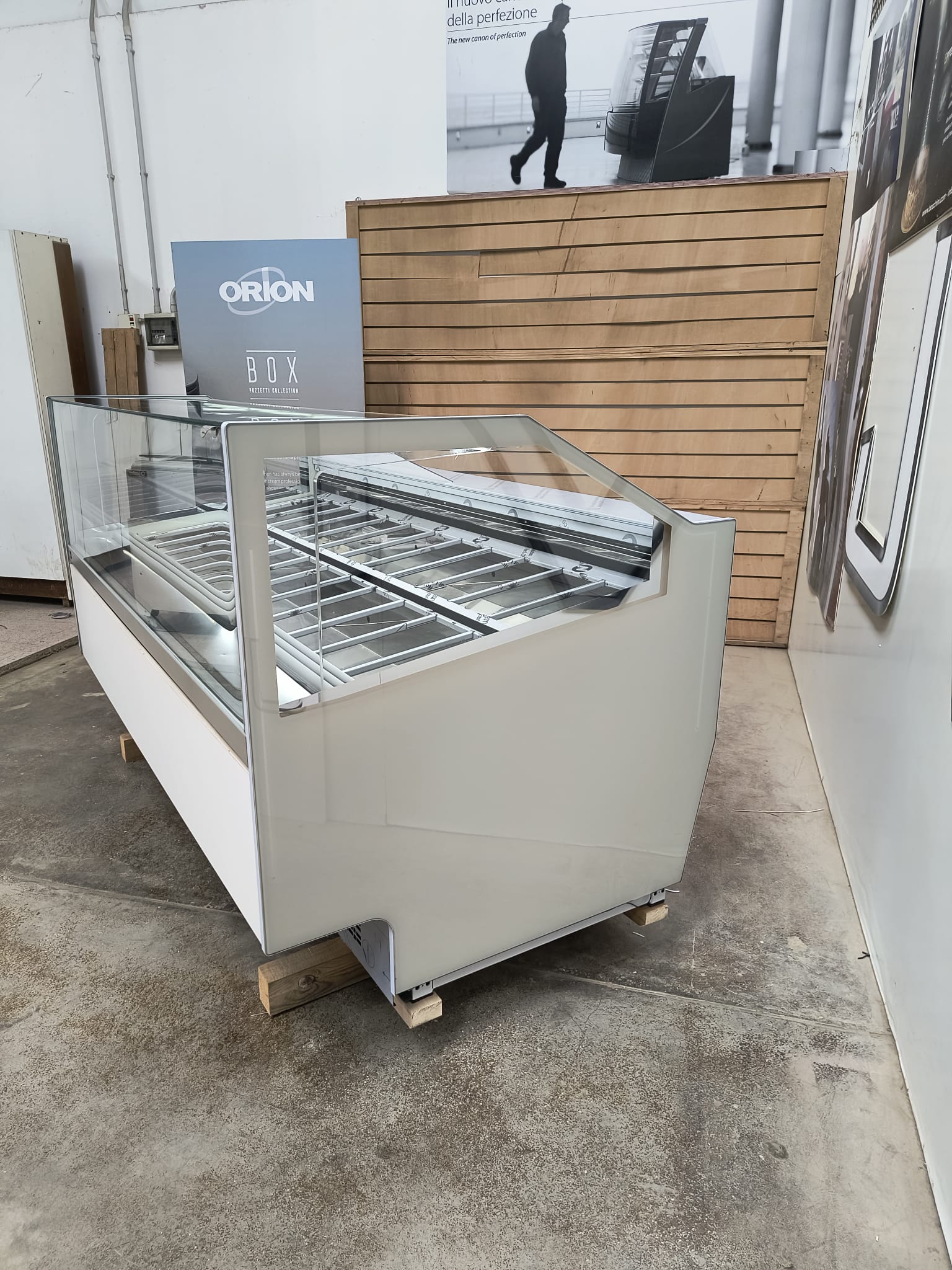 <span class="t-prod">VIRNA G12 SHALIMAR R452A WHITE </span><div class="t-dim"> DIM: 2141 * 1146 * H1200 (mm)</div>VETRINA GELATO 24 VASCHETTE * ICE-CREAM DISPLAY CABINET 24 TUBS * VITRINE À GLACES 24 * EISVITRINE 24 EISSCHALEN * VITRINA HELADERÍA 24 CUBETAS