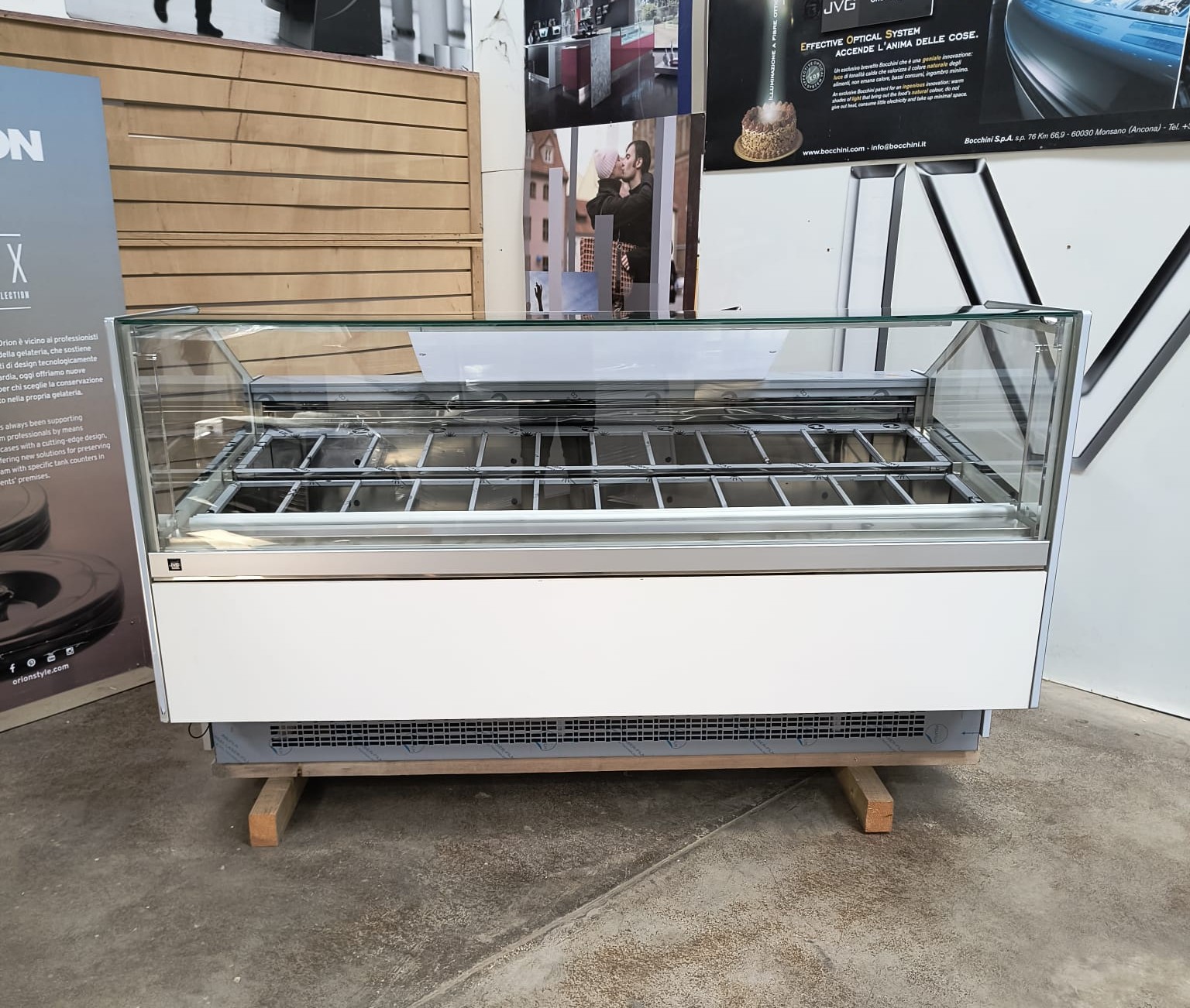 <span class="t-prod">VIRNA G12 SHALIMAR R452A WHITE </span><div class="t-dim"> DIM: 2141 * 1146 * H1200 (mm)</div>VETRINA GELATO 24 VASCHETTE * ICE-CREAM DISPLAY CABINET 24 TUBS * VITRINE À GLACES 24 * EISVITRINE 24 EISSCHALEN * VITRINA HELADERÍA 24 CUBETAS