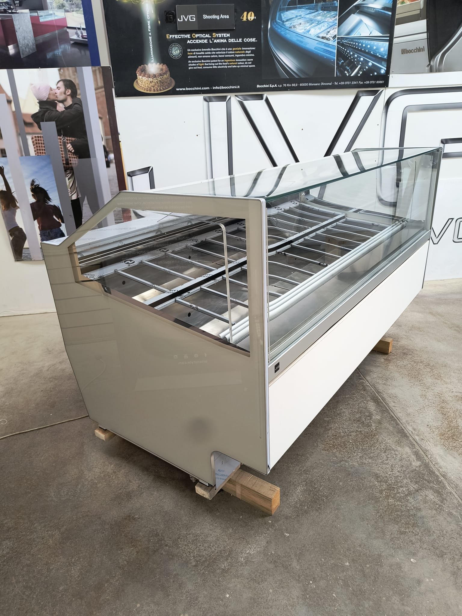 <span class="t-prod">VIRNA G12 SHALIMAR R452A WHITE </span><div class="t-dim"> DIM: 2141 * 1146 * H1200 (mm)</div>VETRINA GELATO 24 VASCHETTE * ICE-CREAM DISPLAY CABINET 24 TUBS * VITRINE À GLACES 24 * EISVITRINE 24 EISSCHALEN * VITRINA HELADERÍA 24 CUBETAS