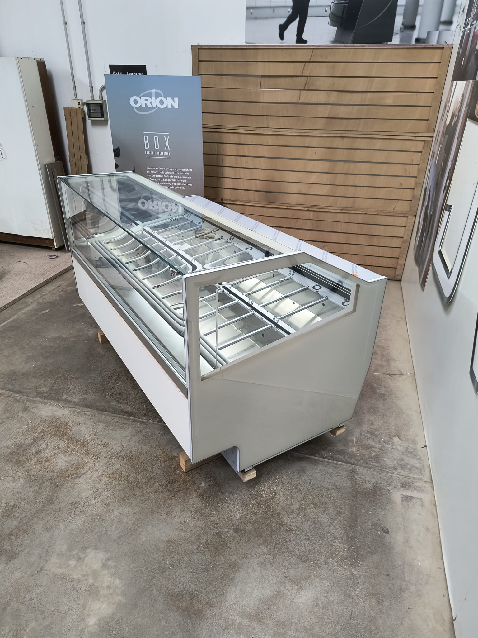 <span class="t-prod">VIRNA G12 SHALIMAR R452A WHITE </span><div class="t-dim"> DIM: 2141 * 1146 * H1200 (mm)</div>VETRINA GELATO 24 VASCHETTE * ICE-CREAM DISPLAY CABINET 24 TUBS * VITRINE À GLACES 24 * EISVITRINE 24 EISSCHALEN * VITRINA HELADERÍA 24 CUBETAS