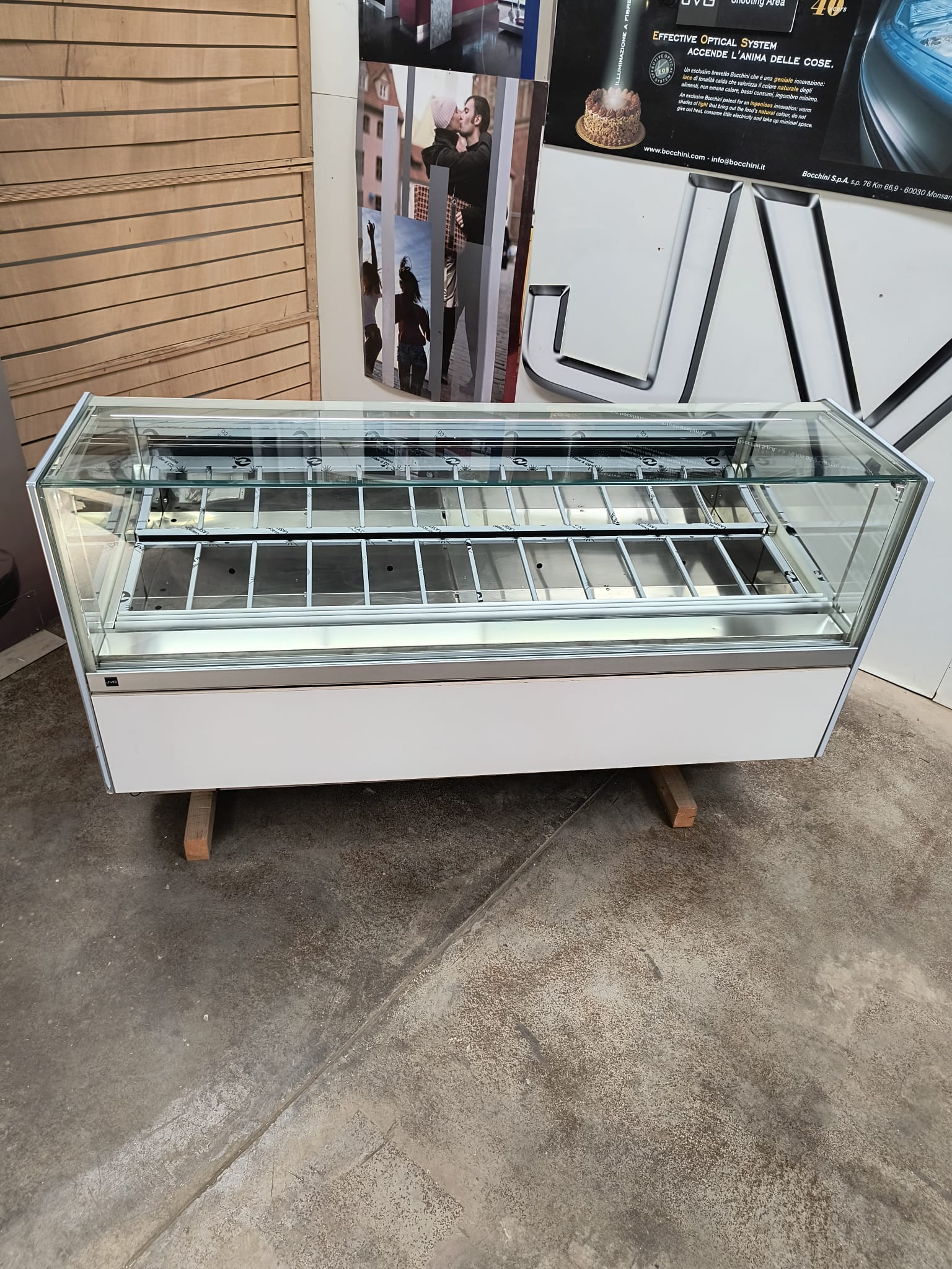 <span class="t-prod">VIRNA G12 SHALIMAR R452A WHITE </span><div class="t-dim"> DIM: 2141 * 1146 * H1200 (mm)</div>VETRINA GELATO 24 VASCHETTE * ICE-CREAM DISPLAY CABINET 24 TUBS * VITRINE À GLACES 24 * EISVITRINE 24 EISSCHALEN * VITRINA HELADERÍA 24 CUBETAS