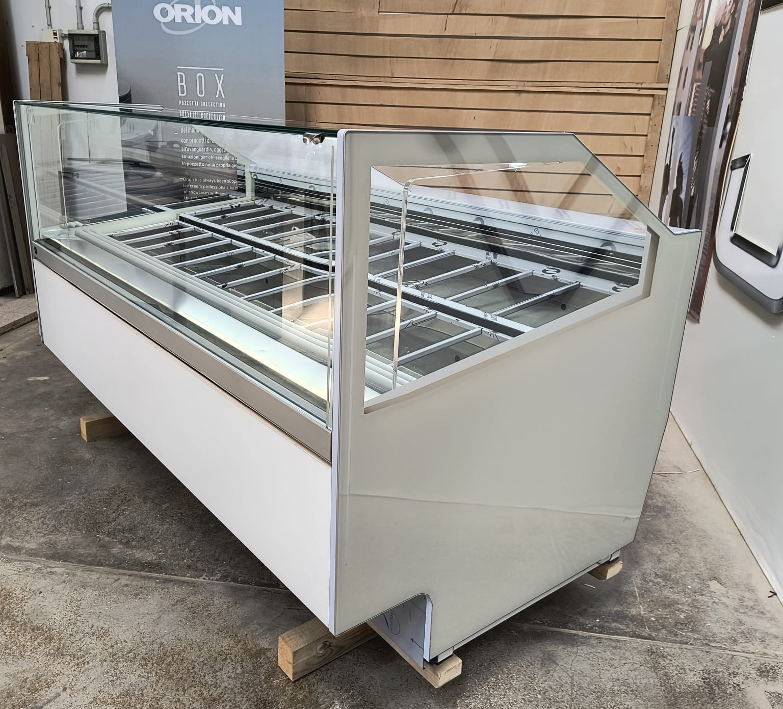 <span class="t-prod">VIRNA G12 SHALIMAR R452A WHITE </span><div class="t-dim"> DIM: 2141 * 1146 * H1200 (mm)</div>VETRINA GELATO 24 VASCHETTE * ICE-CREAM DISPLAY CABINET 24 TUBS * VITRINE À GLACES 24 * EISVITRINE 24 EISSCHALEN * VITRINA HELADERÍA 24 CUBETAS