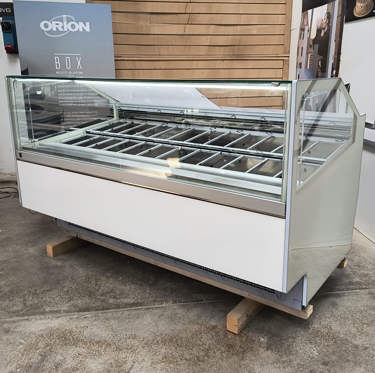 <span class="t-prod">VIRNA G12 SHALIMAR R452A WHITE </span><div class="t-dim"> DIM: 2141 * 1146 * H1200 (mm)</div>VETRINA GELATO 24 VASCHETTE * ICE-CREAM DISPLAY CABINET 24 TUBS * VITRINE À GLACES 24 * EISVITRINE 24 EISSCHALEN * VITRINA HELADERÍA 24 CUBETAS