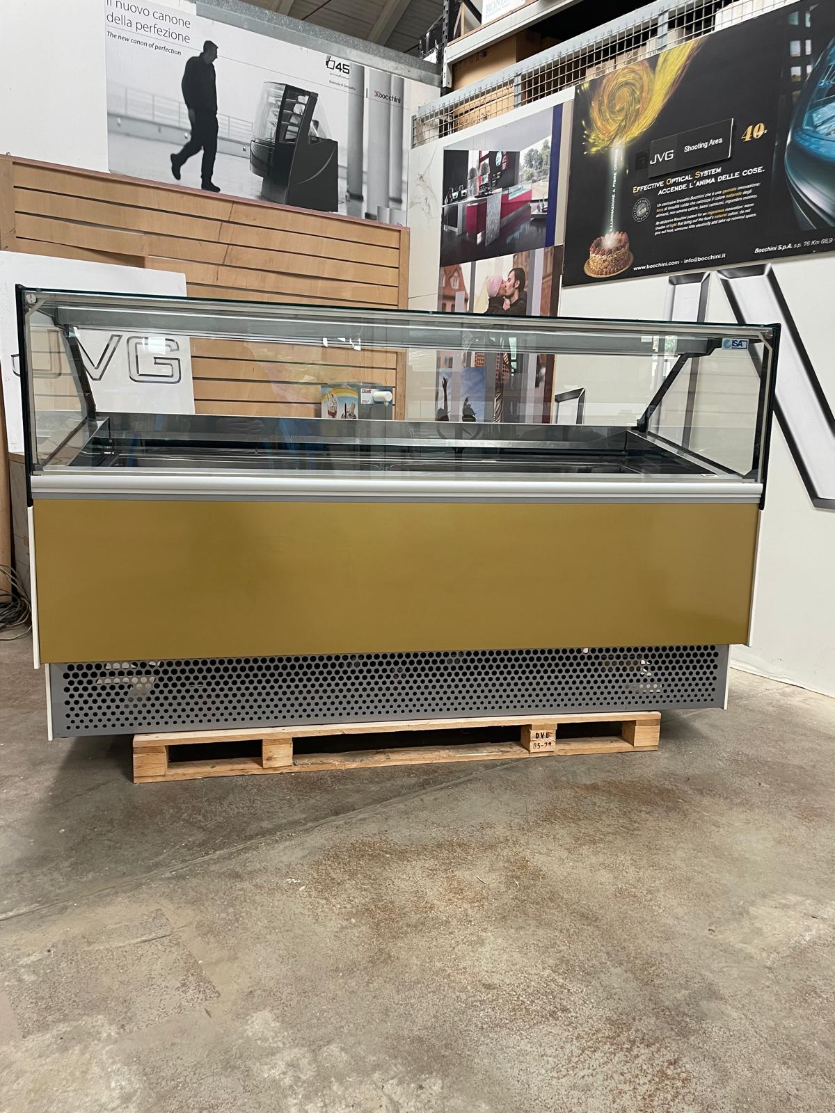 <span class="t-prod">ISA MILLENNIUM ST 24 RVTB R290 2019 GOLD </span><div class="t-dim"> DIM: 2183 x 1048 x H 1360 (mm)</div>VETRINA GELATO 24 VASCHETTE * ICE-CREAM DISPLAY CABINET 24 TUBS * VITRINE À GLACES 24 * EISVITRINE 24 EISSCHALEN * VITRINA HELADERÍA 24 CUBETAS