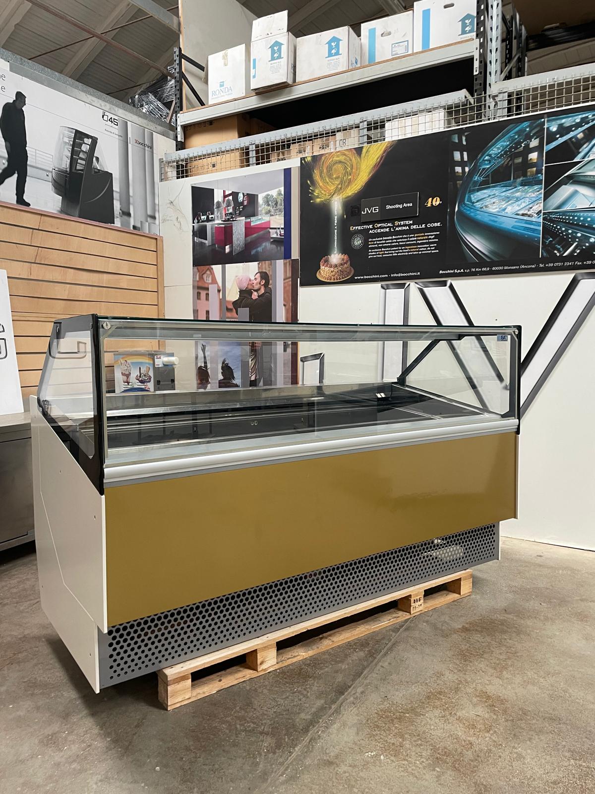 <span class="t-prod">ISA MILLENNIUM ST 24 RVTB R290 2019 GOLD </span><div class="t-dim"> DIM: 2183 x 1048 x H 1360 (mm)</div>VETRINA GELATO 24 VASCHETTE * ICE-CREAM DISPLAY CABINET 24 TUBS * VITRINE À GLACES 24 * EISVITRINE 24 EISSCHALEN * VITRINA HELADERÍA 24 CUBETAS