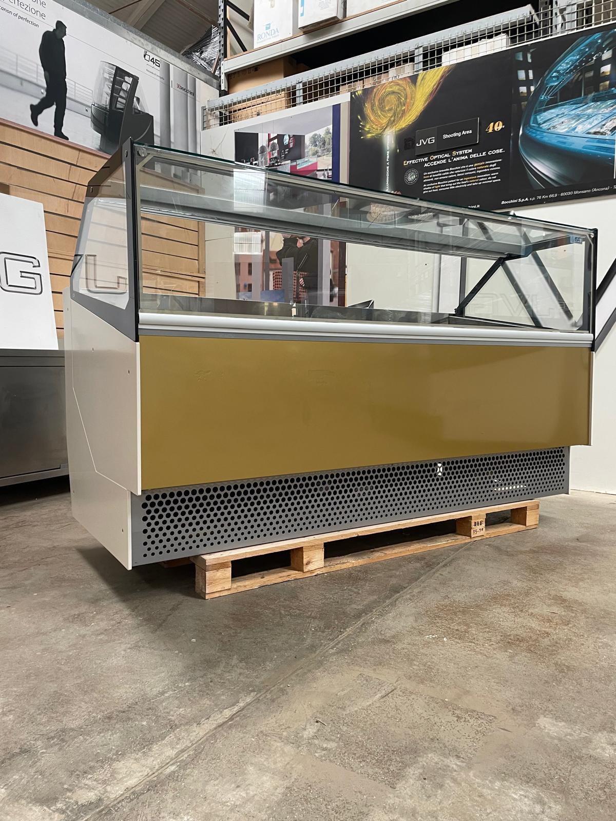 <span class="t-prod">ISA MILLENNIUM ST 24 RVTB R290 2019 GOLD </span><div class="t-dim"> DIM: 2183 x 1048 x H 1360 (mm)</div>VETRINA GELATO 24 VASCHETTE * ICE-CREAM DISPLAY CABINET 24 TUBS * VITRINE À GLACES 24 * EISVITRINE 24 EISSCHALEN * VITRINA HELADERÍA 24 CUBETAS