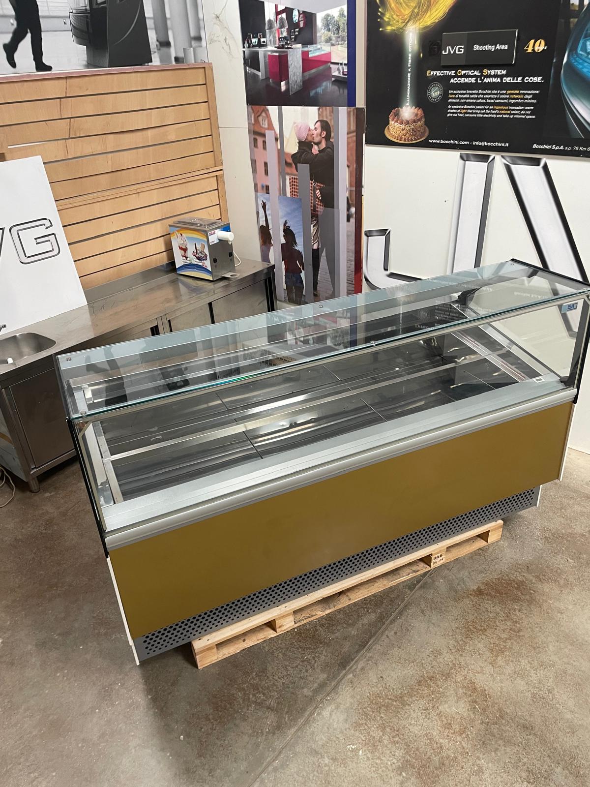 <span class="t-prod">ISA MILLENNIUM ST 24 RVTB R290 2019 GOLD </span><div class="t-dim"> DIM: 2183 x 1048 x H 1360 (mm)</div>VETRINA GELATO 24 VASCHETTE * ICE-CREAM DISPLAY CABINET 24 TUBS * VITRINE À GLACES 24 * EISVITRINE 24 EISSCHALEN * VITRINA HELADERÍA 24 CUBETAS
