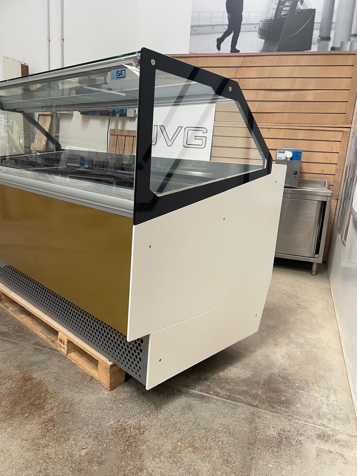 <span class="t-prod">ISA MILLENNIUM ST 24 RVTB R290 2019 GOLD </span><div class="t-dim"> DIM: 2183 x 1048 x H 1360 (mm)</div>VETRINA GELATO 24 VASCHETTE * ICE-CREAM DISPLAY CABINET 24 TUBS * VITRINE À GLACES 24 * EISVITRINE 24 EISSCHALEN * VITRINA HELADERÍA 24 CUBETAS